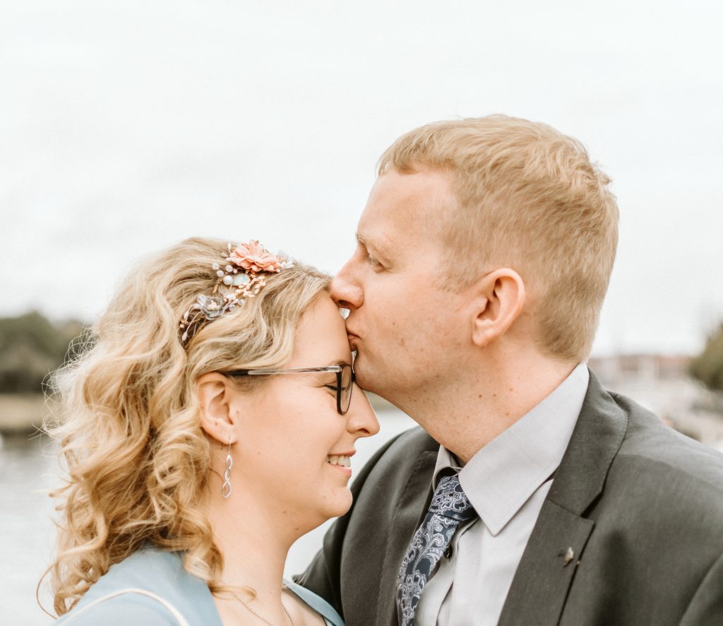 Ehepaar mit kuss auf stirn