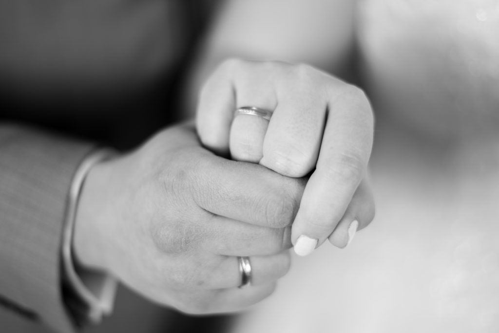 Hand mit ehe ringen
