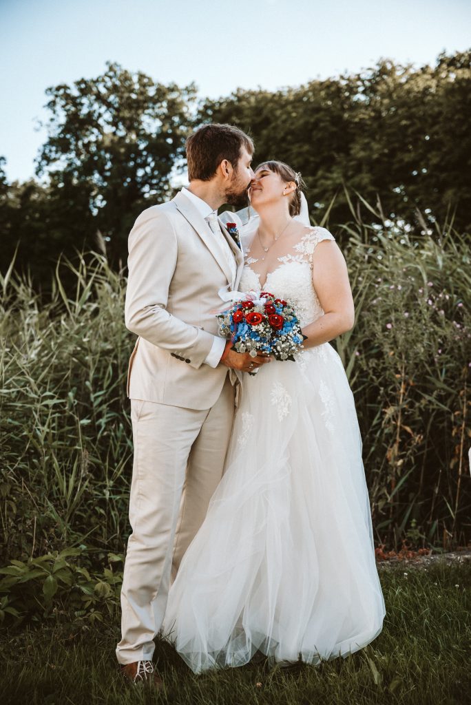 Küssenden Hochzeitpaar